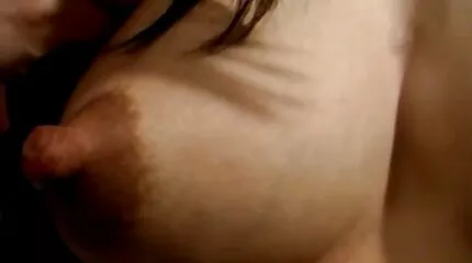 Läckra brunett jerks utanför en lång svart kuk erotisk film par och sedan sitter på den