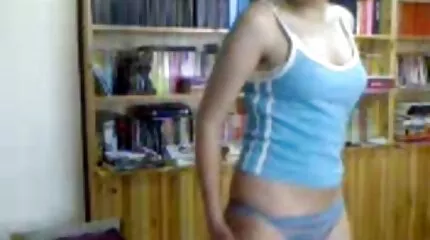 En kuk älskare knullar en Busty Brunett på ett hotell rakt privat porr i anal