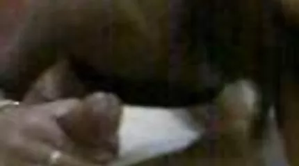 Cuckold i gymmet förlorade pervers porr sin fru med en kol boxare