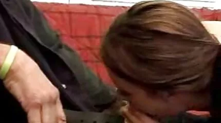 Gammal busty flicka visar visar hål på cam och svensk hemmagjord porr fingering