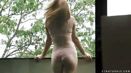 Ungdom slutty skolflicka i sovrummet knullad av en erfaren aktuell rapport porrfilm jävel