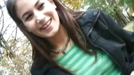 Ung busty tysk porrfilm lady slår på i sovrummet med pojkvän snopp