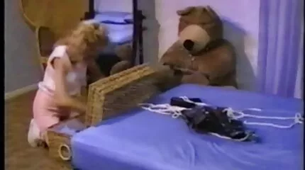 Sjuksköterska med bröst undresses framför kameramannen och onanerar hennes vacker porr fitta