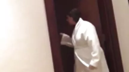 Vacker busty kvinna onanerar passionerat med anal porr tube dildo och stön