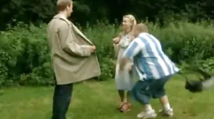 Lydig skinn ragazza flicka i porr vintage koppel uppfyller drömmar doggy style