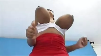 Jävla kille cumshot på magen av bra porrfilm hans älskade spinkig tjej